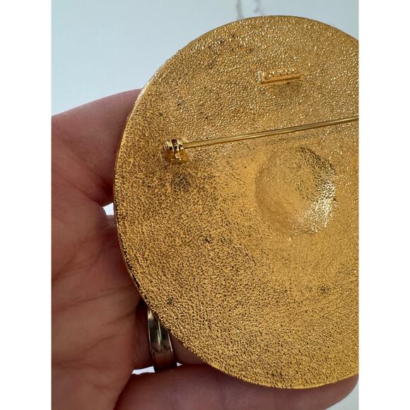 Rare Vintage Vendome Gold Tone Shield Circle Round Brooch Pin - Picture 4 of 4